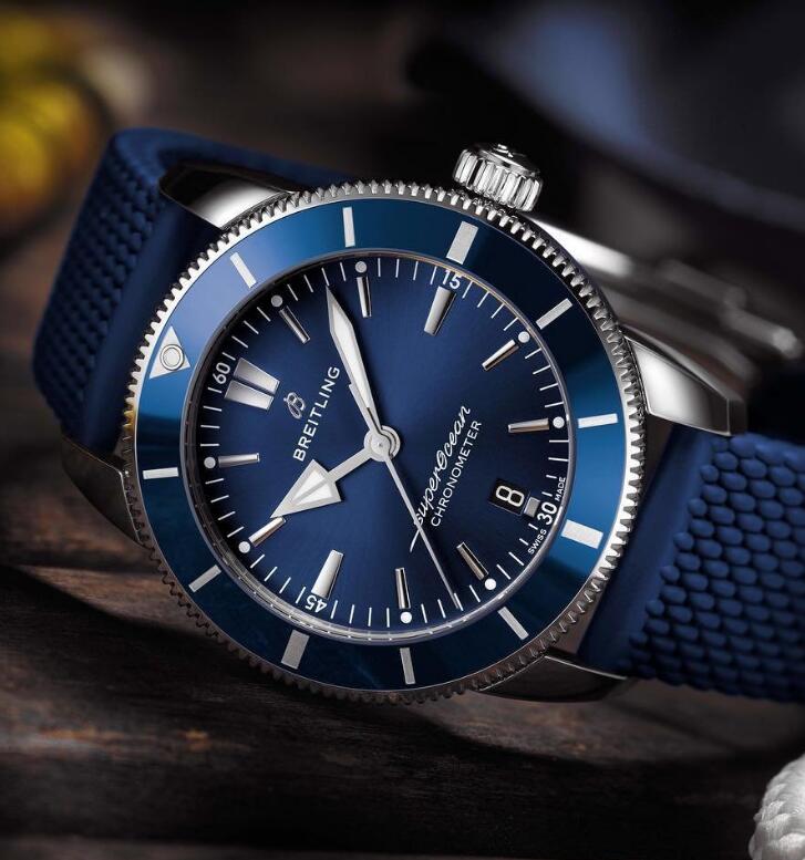 Brand-new reproduction watches are attractive in blue color.